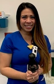 Pediatric nurse Amanda De La Torre accepts her second DAISY Award
